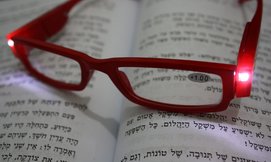 משקפי קריאה עם תאורת LED