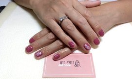 מניקור בסטודיו של רחלי רוס