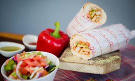 מנת באגט ושתייה בשניצליין, כשר