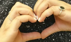 מריחת לק ג'ל במרכז WELLBEING