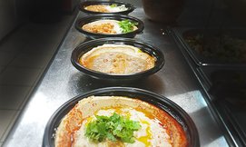 צלחת חומוס ושתייה