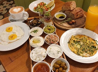 ארוחת בוקר זוגית בקרמה קפה