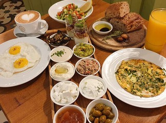 ארוחת בוקר זוגית בקרמה קפה