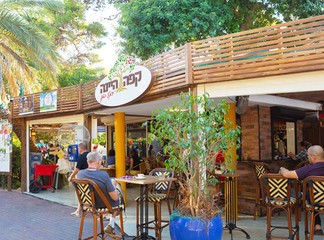 ארוחת צהריים בקפה היינה