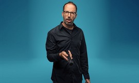 ארז שלם במופע סטנד אפ מאולתר