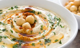 ארוחת חומוס במפגש בית
