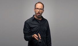 ארז שלם במופע סטנד אפ מאולתר